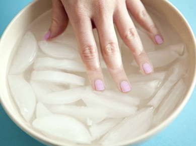 4 τρόποι για να στεγνώσουν εύκολα τα νύχια σας