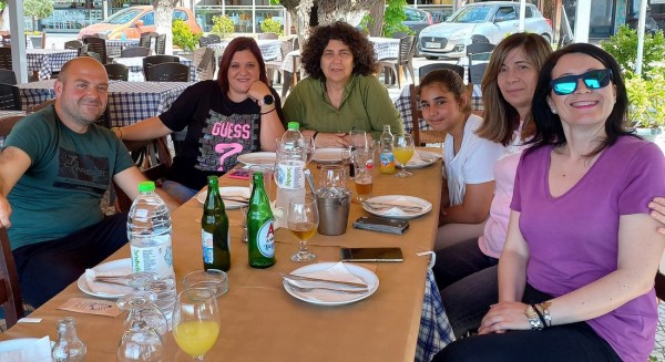 ΔΗΜΟΤΙΚΟ ΣΧΟΛΕΙΟ ΒΑΤΩΝΤΑ: Οι δάσκαλοι το έριξαν ...έξω με γκεστ σταρ την Κρυσταλλίτσα