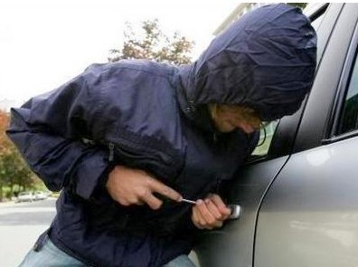 Αλγερινός κλέφτης διέρρηξε αυτοκίνητο στο Αλιβέρι