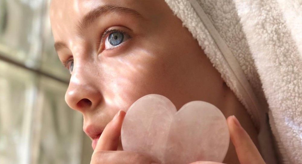 GUA SHA: Πόσο βοηθάει στη λείανση της κυτταρίτιδας