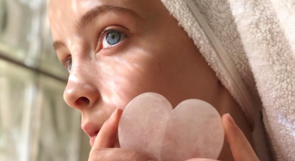 GUA SHA: Πόσο βοηθάει στη λείανση της κυτταρίτιδας