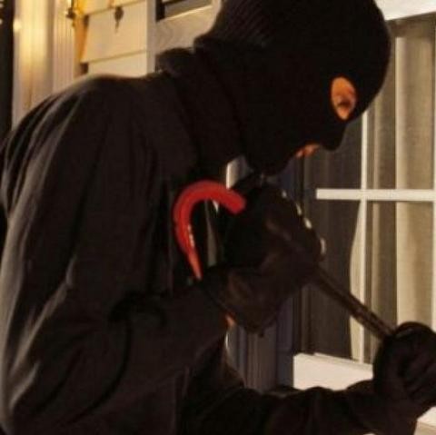 ΛΙΒΑΔΕΙΑ: Παραβίασε την πόρτα καταστήματος και άρπαξε χρηματικό ποσό