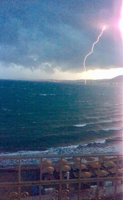 ΧΑΛΚΙΔΑ: Κεραυνός καταλήγει στη θάλασσα
