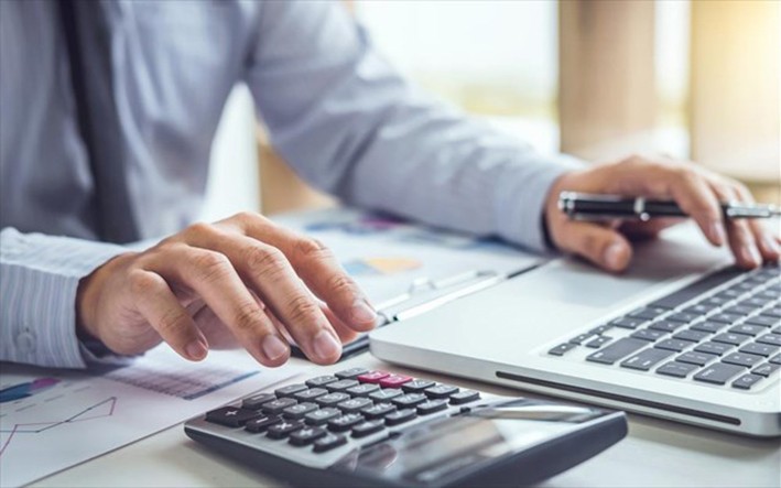 Ποιοι επιχειρηματίες γλιτώνουν το τέλος επιτηδεύματος