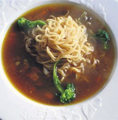 Σούπα με λαχανικά και νουντλς