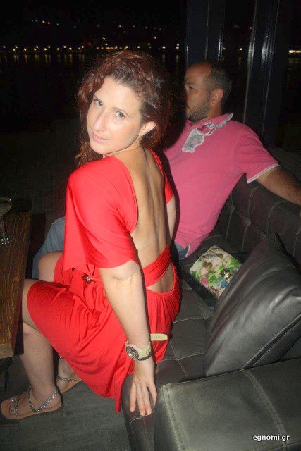 Η Λίνα δείχνει πλάτη