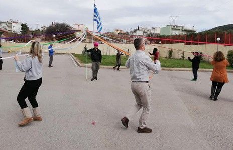 24ο Δημοτικό Χαλκίδας: Εκπαιδευτικοί χόρεψαν το γαιτανάκι στο σχολείο