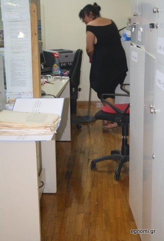 Σε ρόλο καθαρίστριας η υπάλληλος του Δημοτολόγιου