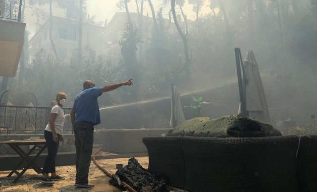 Μεγάλη φωτιά στη Σταμάτα - Εκκενώθηκαν οικισμοί