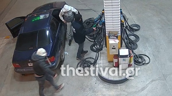 Τρόμος για υπάλληλο βενζινάδικου: Πάλεψε με ληστές και του άρπαξαν 930 ευρώ (VIDEO)
