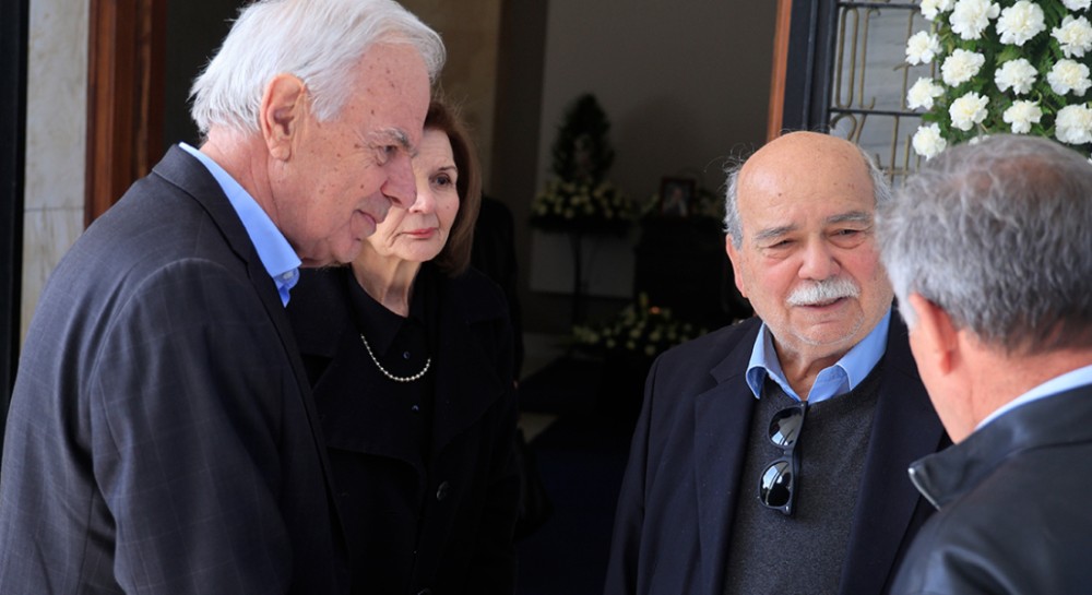 Στην κηδεία του Γιώργου Βότση ο Βαγγέλης Αποστόλου