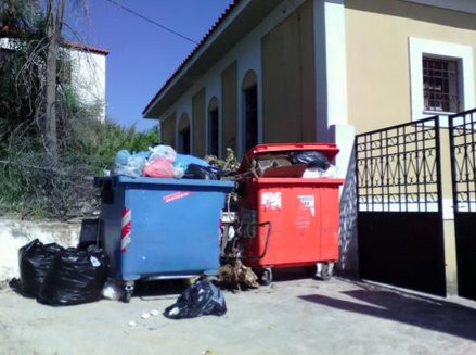 ΑΥΛΩΝΑΡΙ: Καταγγελία του Γιώργου Θεοδώρου για σκουπίδια στην κεντρική πλατεία