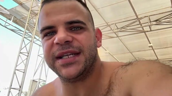O Youtuber Teosty έφαγε άκυρο από κορίτσια - Σηκώθηκαν και έφυγαν (VIDEO)