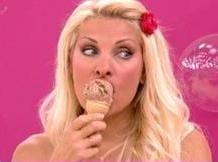 Η Ελένη και η Ζέτα τρώνε παγωτό