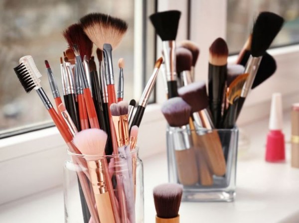 Ήρθε η ώρα να καθαρίσετε τα πινέλα μακιγιάζ!