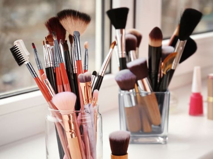 Ήρθε η ώρα να καθαρίσετε τα πινέλα μακιγιάζ!