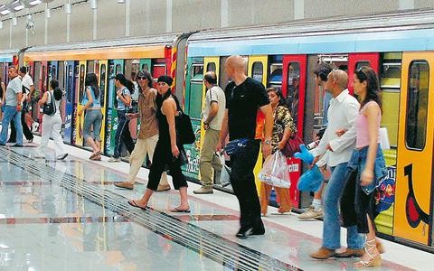 Μειώνεται η τιμή του εισιτηρίου στα μέσα μεταφοράς λόγω μείωσης του ΦΠΑ