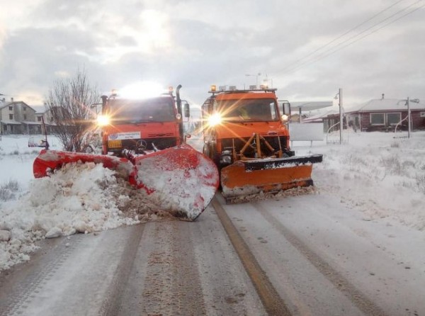 ΣΠΑΝΟΣ: Περιορίστε τις άσκοπες μετακινήσεις - Μάχη με τα καιρικά φαινόμενα από τον μηχανισμό της Περιφέρειας