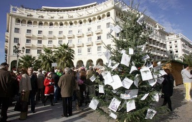 Στολίζουν χαρατσόδενδρο στην παραλία της Χαλκίδας