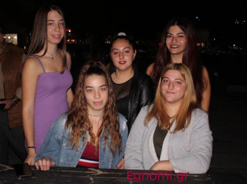 «Τρελή» πεντάδα που... φοβάται το φακό