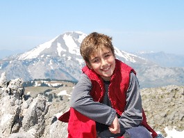 Χαμογελάει ευτυχισμένος στην κορυφή της Σκοτεινής