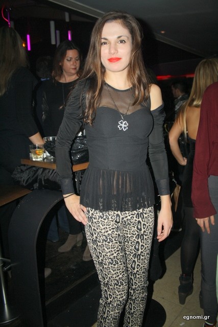 Τονίζει τις καμπύλες της!