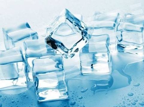 Γιατί πρέπει να βάζεις παγάκι στο δέρμα σου