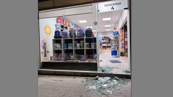 ΧΑΛΚΙΔΑ: Κομμάτια η πόρτα βιβλιοπωλείου για να πάρει ο δράστης λίγα ψιλά από το ταμείο
