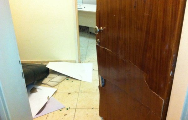 Κλέφτες κατεδάφισαν την πόρτα!