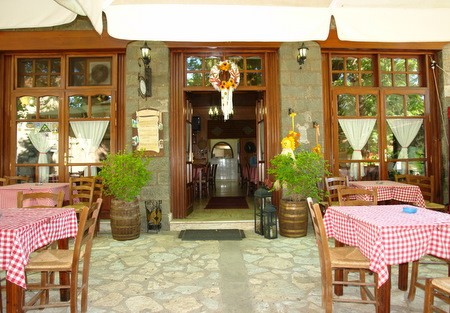 Κλέφτες άνοιξαν ταβέρνα στα Φύλλα