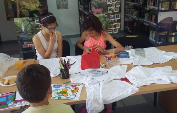 Τα παιδιά έραψαν τα μπλουζάκια του εξερευνητή