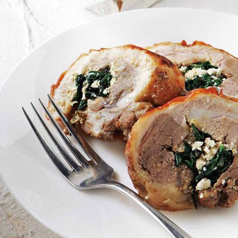 Αρνίσιο μπούτι γεμιστό με κεφαλοτύρι και μυρωδικά