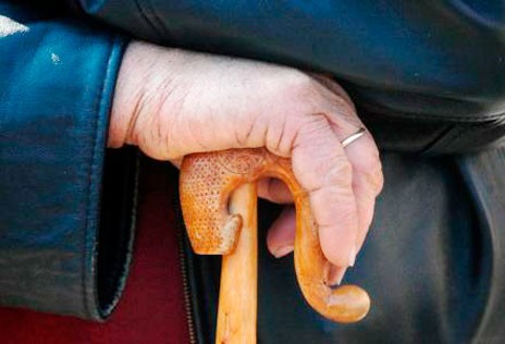 Απατεώνας στο Βέλος Αλιβερίου δάγκωσε παππού