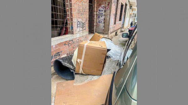 ΚΑΝΗΘΟΣ-ΧΑΛΚΙΔΑ: Γέμισε κουτιά το πεζοδρόμιο