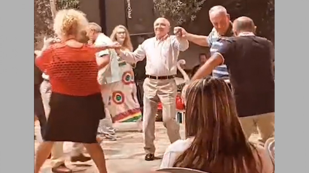 Ο Δήμαρχος Ερέτριας Γιάννης Δημητρόπουλος ξεφαντώνει σε πανηγύρι στην Αμάρυνθο