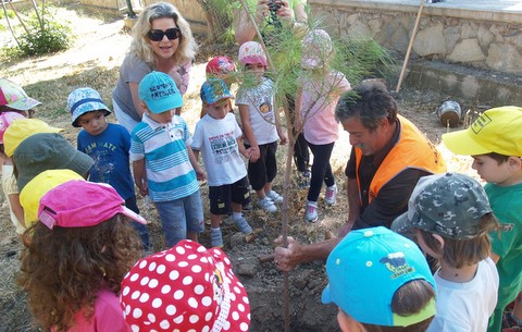 Τα παιδιά έμαθαν να φυτεύουν δενδράκια