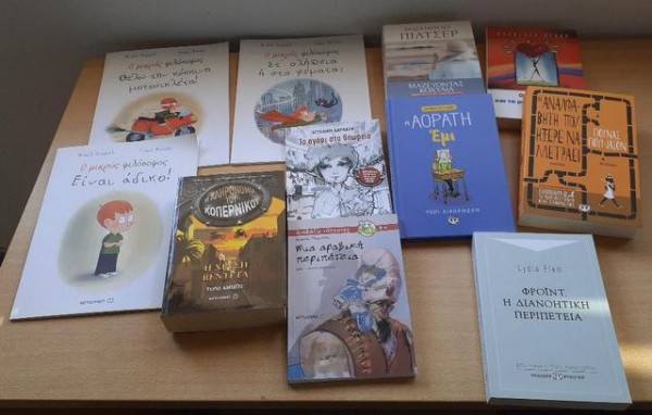ΚΑΘΕΝΟΙ: Δύο εκδοτικοί οίκοι πρόσφεραν βιβλία στη Δημοτική Βιβλιοθλήκη