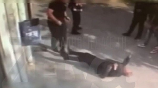 Η στιγμή που ο 18χρονος σπρώχνει την ηλικιωμένη μπροστά στο ATM (VIDEO)