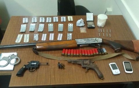 Έκρυβε στο σπίτι του όπλα και ποικιλία ναρκωτικών (φωτό)