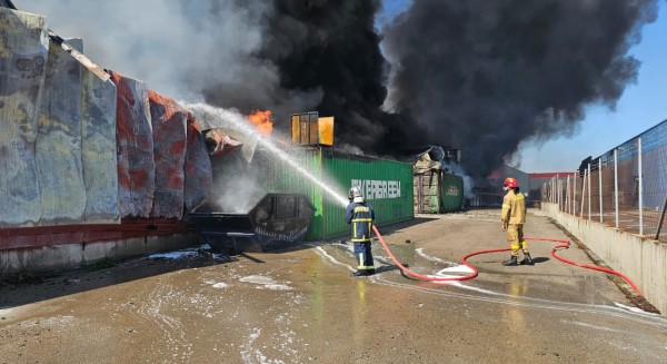 ΧΑΛΚΙΔΑ: Φωτιά σε εργοστάσιο πλαστικών στην περιοχή της Ριτσώνας το πρωί του Σαββάτου