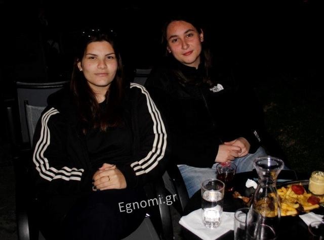 Πίνουν το ποτάκι περιμένοντας το καλοκαιράκι...