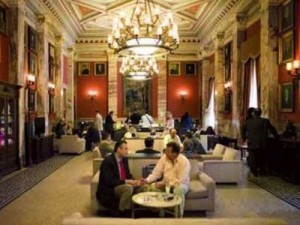 Δεν μειώθηκαν οι τιμές ούτε στο καφενείο της Βουλής!