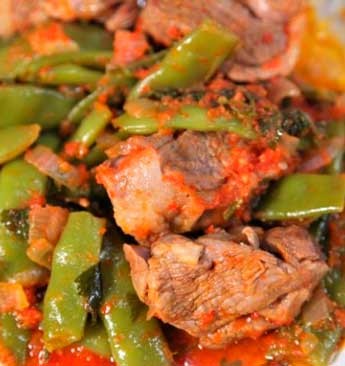 Αρνάκι κοκκινιστό με φασολάκια