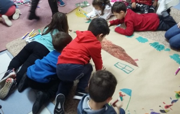 ΚΑΘΕΝΟΙ: Τα παιδιά ζωγράφισαν το δικό τους σπίτι στη Βιβλιοθήκη