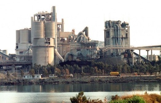 Λαϊκό γλέντι στην είσοδο του Τσιμεντάδικου της Χαλκίδας