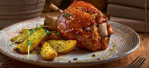 Χοιρινό κότσι στο φούρνο με πατάτες