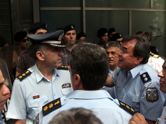 Πάνε σε σύγκρουση με την κυβέρνηση οι αστυνομικοί