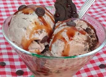 Σπιτικό παγωτό με μπισκότα και σταγόνες σοκολάτας