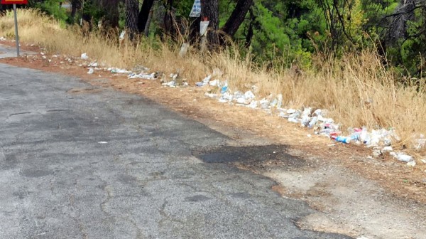 ΧΑΛΚΙΔΑ- ΠΡΟΚΟΠΙ: Σκουπιδότοπος στο δρόμο προς τον Άγιο