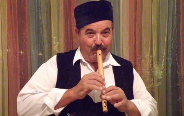 Επίδειξη αρμονίου, φλογέρας και χορού